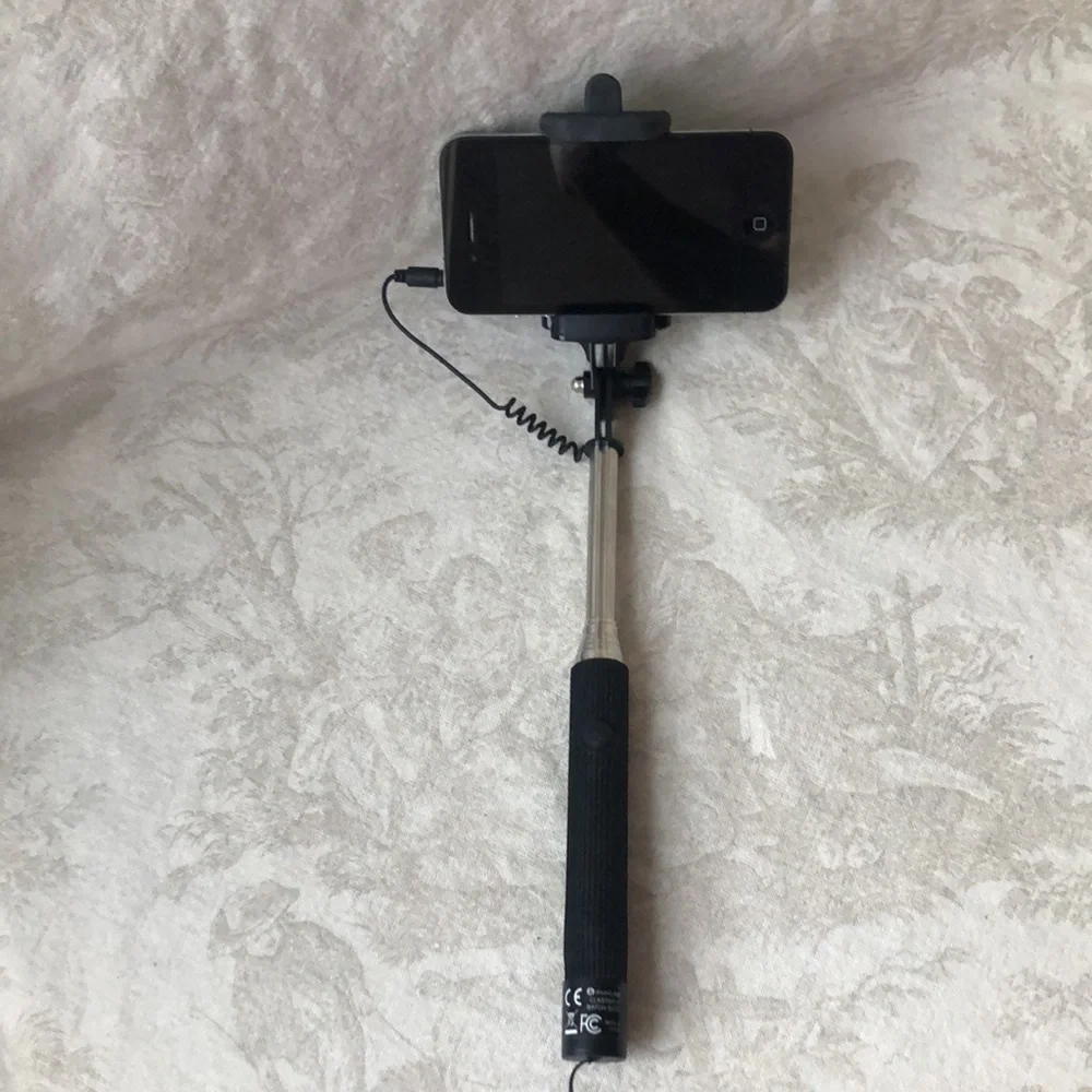 Pocket self stick no Bluetooth battery use just click to save a memory.